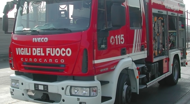 Ancona, vigile del fuoco precipita da 7 metri nel cortile della caserma: morto