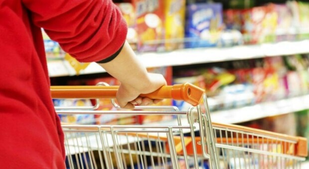 La corsa dei prezzi, inflazione verso il 7%. Ad aprile rincari record per farina, pasta e verdura. I consigli per risparmiare