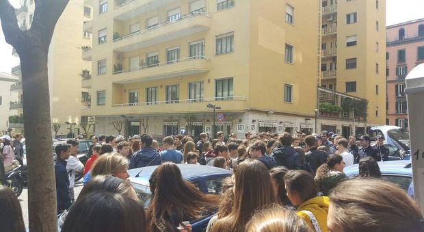 Napoli, rissa davanti al liceo Umberto I: un ragazzo finisce in ospedale