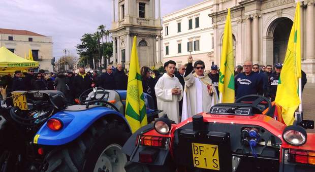 Festa Coldiretti, trattori in piazza per la benedizione | Foto