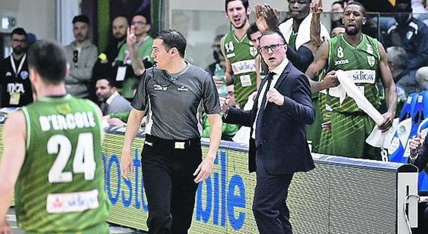 Non basta il nuovo coach, Avellino crolla a Sassari
