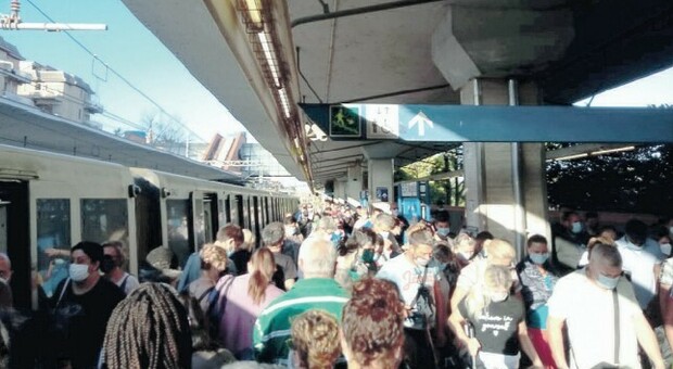 L'agonia della Roma-Lido un treno ogni 40 minuti