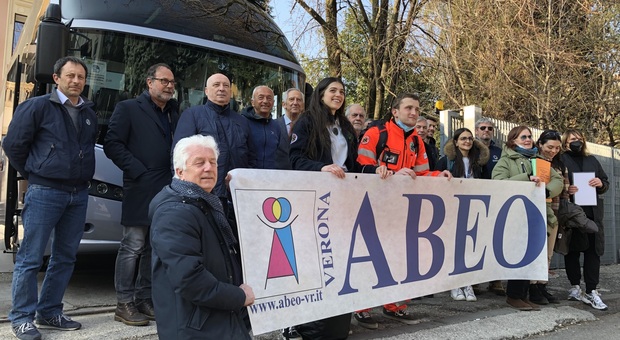 I volontari dell'Abeo ed i medici del reparto di Oncologia dell'ospedale di Borgo Trento in partenza per la Moldavia