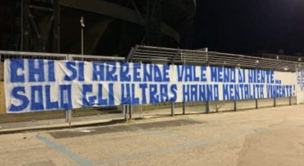 Napoli-Sassuolo, striscione ultras: «Chi si arrende vale meno di niente»