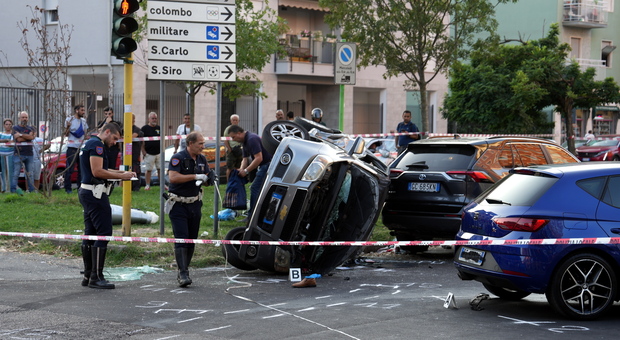 Incidente a Milano, l'auto si ribalta e investe due pedoni (Fotogramma)