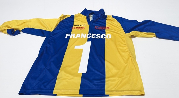 La maglietta del Longarone calcio personalizzata per papa Francesco