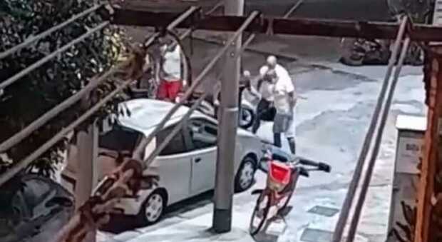 Napoli, vittima rapina picchiato con un casco: il video è virale sui social