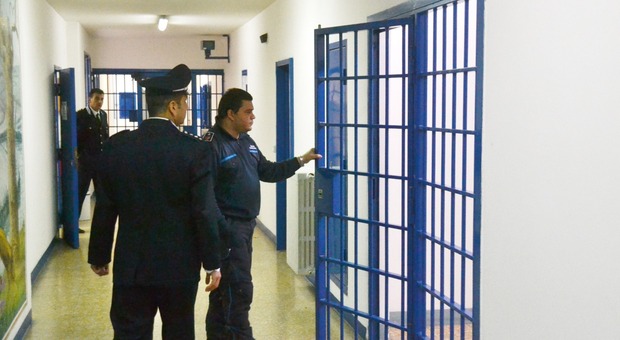 Follia in carcere a Terni: due poliziotti feriti nell'ennesima rissa tra detenuti