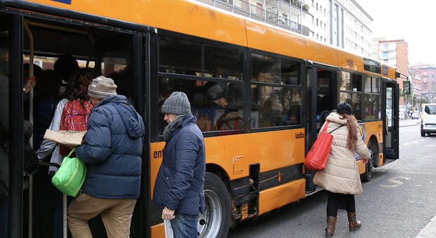 Napoli, da oggi arrivano i biglietti sui bus: riusciranno a fermare i «portoghesi»? | Video