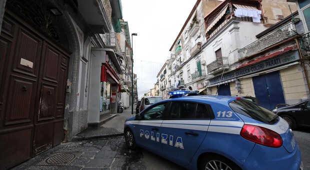 Napoli, poliziotti aggrediti nel centro storico: erano intervenuti per un assembramento
