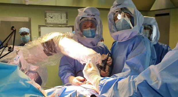 All'ospedale di Bassano l'impianto di una protesi è stato fatto con un robot