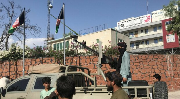Kabul, militari Usa controllano il palazzo presidenziale: trattativa con i talebani per l'assetto del governo