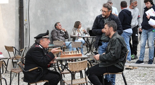 Nino Frassica e Raoul Bova sul set di Don Matteo 14 in Piazza del Duomo a Spoleto