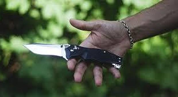 Gira col coltello a serramanico in zaino: 21enne nei guai