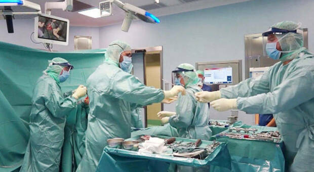 Una sala operatoria durante il prelievo di organi
