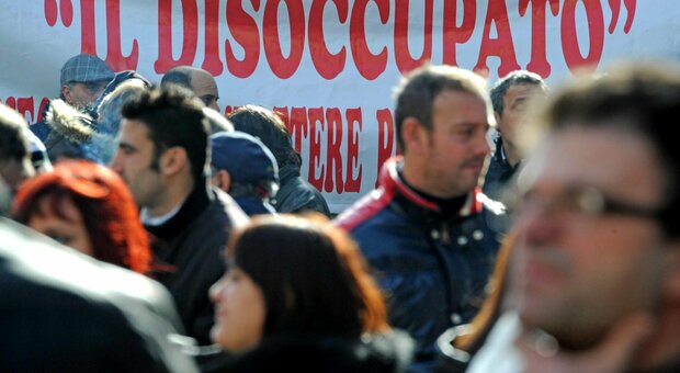 Napoli, i disoccupati lasciano la Prefettura: poliziotti aggrediti, Galleria bloccata