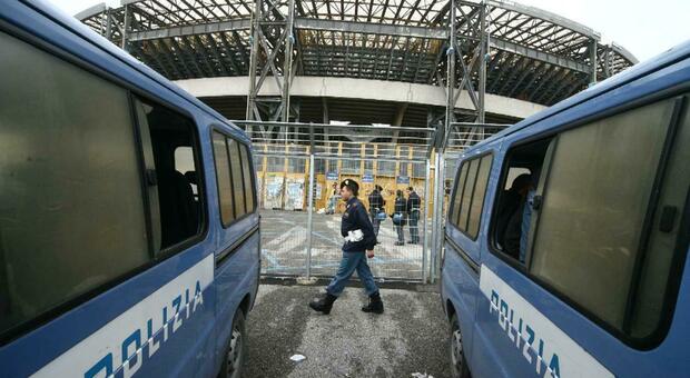 I controlli della polizia allo stadio Maradona