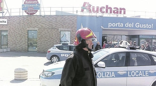 Porto Sant'Elpidio: allarme bomba all'Auchan: confermata pista dello scherzo
