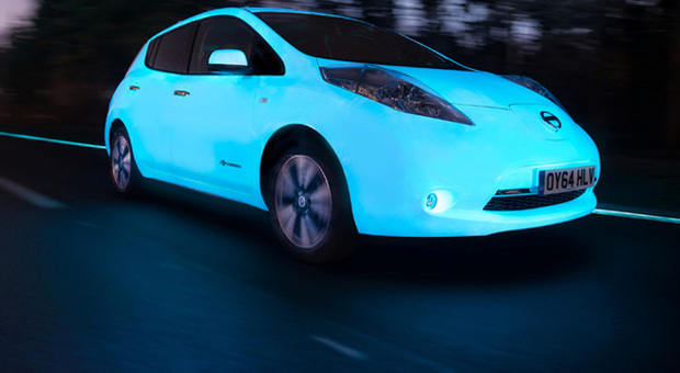 La Nissan Leaf florescente sull'autostrada francese