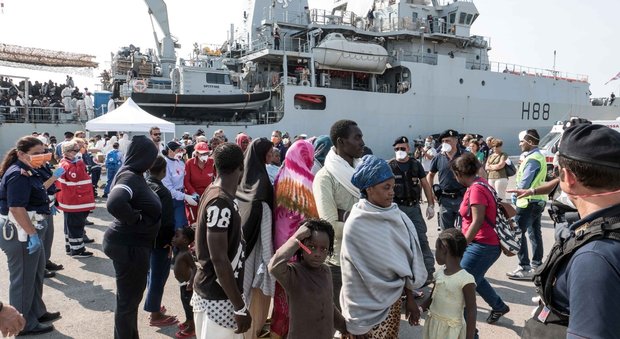 Napoli, maxi sbarco di migranti: questa mattina l'arrivo di 450 al porto