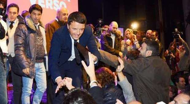 Renzi esulta dopo la vittoria alle Primarie Pd
