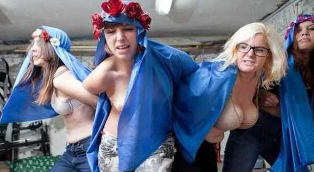 Spagna, le Femen all'assalto dell'arcivescovo di Madrid: «L'aborto è sacro»
