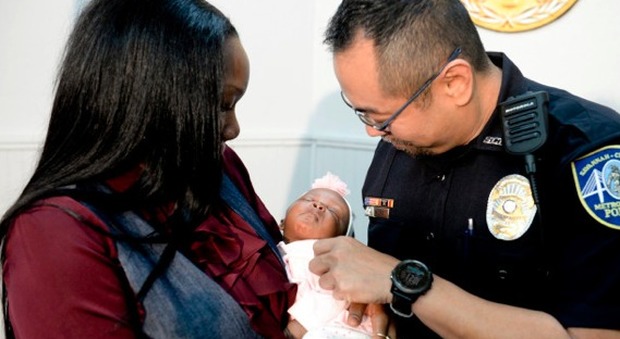 Usa, poliziotto salva bimba di un mese dal soffocamento: gli attimi al cardiopalmo diventano virali