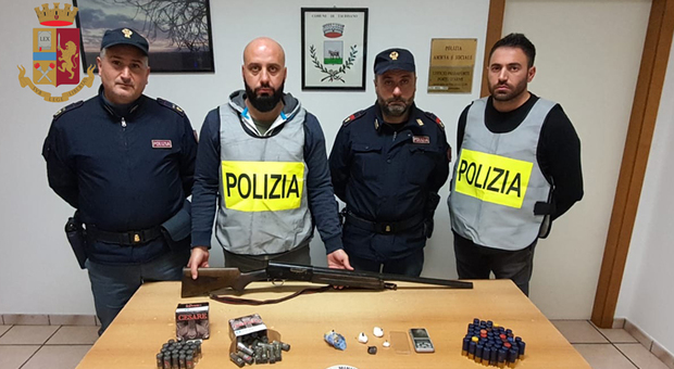 Un fucile sotto il materasso e la droga tra i giocattoli: 25enne arrestato