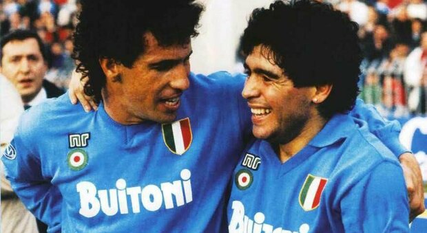 L'abbraccio di Careca e Maradona dopo un gol nel campionato '87-'88
