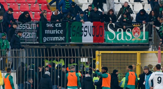 Monza-Sassuolo, tifoso precipita dalla ringhiera della tribuna: volo di tre metri, partita sospesa per i soccorsi
