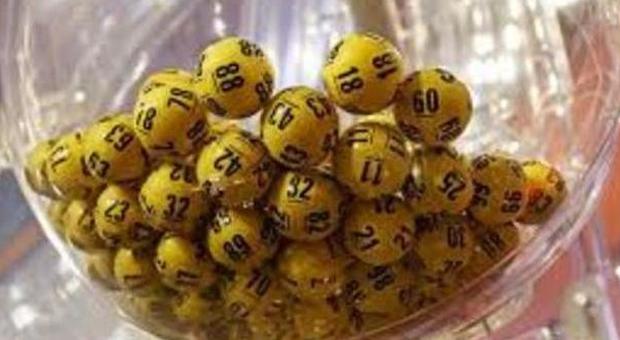 Lotto, le estrazioni del 21 novembre e i numeri vincenti del Superenalotto