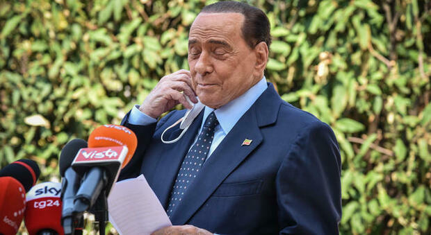 Berlusconi caduto in casa, l'incidente a Roma: «Contusione al fianco, sta bene»