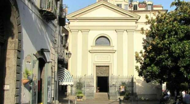 Salerno, lancia pietre e bestemmia nella chiesa di Santa Lucia: arrestato