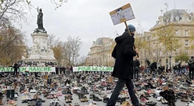 Parigi, dopo gli attentati gli scontri della vergogna