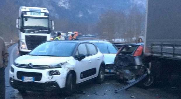 Valsugana, maxi tamponamento per il ghiaccio: coinvolte 50 auto, la Croce Rossa allestisce tendopoli per i feriti