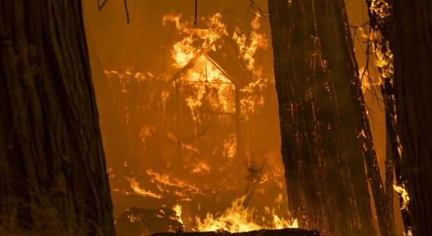 Incendi in California, ordini di evacuazione per oltre 34mila persone: allarmano le condizioni meteo