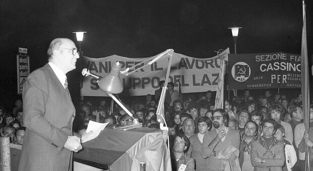 Giorgio Napolitano negli anni Settanta durante un comizio del Poi a Frosinone