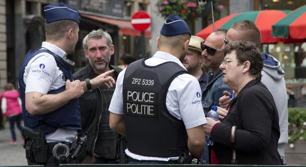 Allarme bomba a Bruxelles, arrestato un uomo: «Aveva con sè esplosivi»