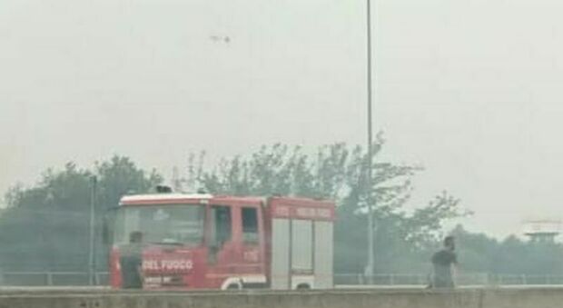 Bari, incendio alla zona industriale: il fumo invade la tangenziale. Traffico in tilt