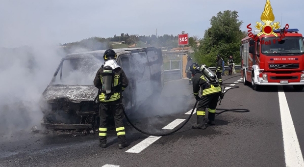 Loreto, il furgone prende fuoco all'improvviso: l'autista salva il carico