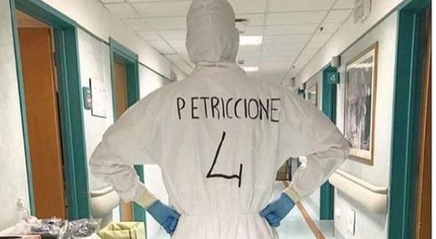 L'infermiere in corsia col numero di maglia di Petriccione. Il giocatore ringrazia: «Fieri di voi, siete un gol ai supplementari»