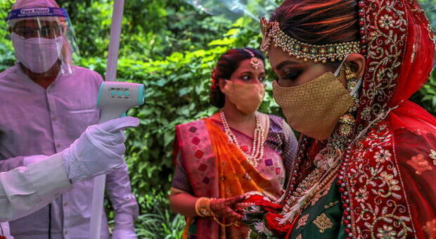 India, sposa muore di infarto poco prima delle nozze: la famiglia la "sostituisce" con la sorella