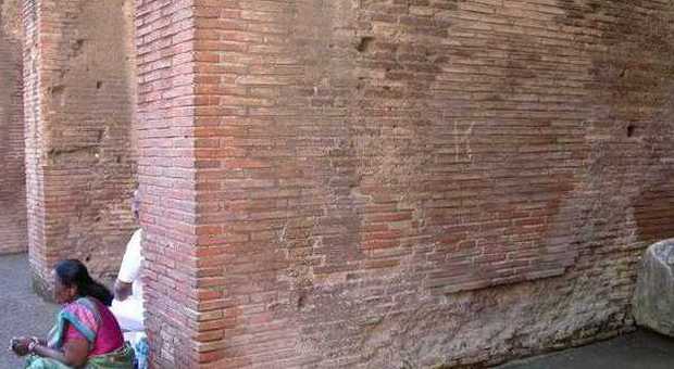 Sfregio al Colosseo, quattro mesi e 20mila euro di multa al turista vandalo | Foto