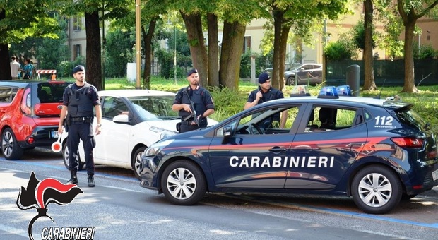 Marito e moglie spacciavano in casa, arrestati dai carabinieri