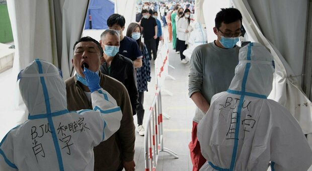 Pechino rischia il lockdown. Il governo: «Non cederemo a Omicron». Il Covid fa crollare le Borse