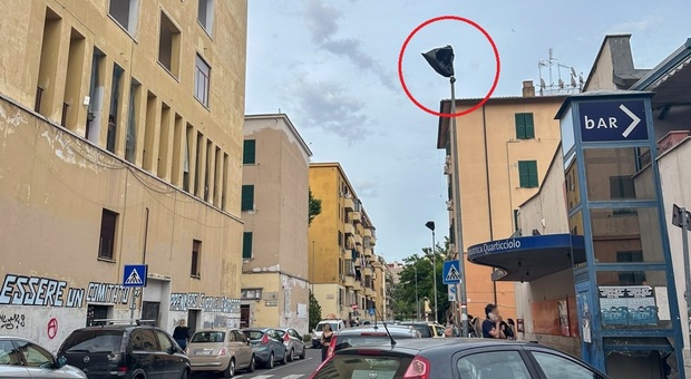 Roma, la "guerra" del Quarticciolo: i pusher oscurano i lampioni, i residenti occupano le strade