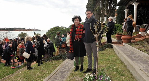 La madre e il fratello di Valeria Solesin davanti all'alberello di rose