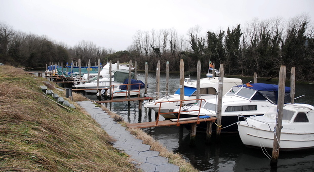 Alcune barche ormeggiate lungo il canal Salso a Mestre