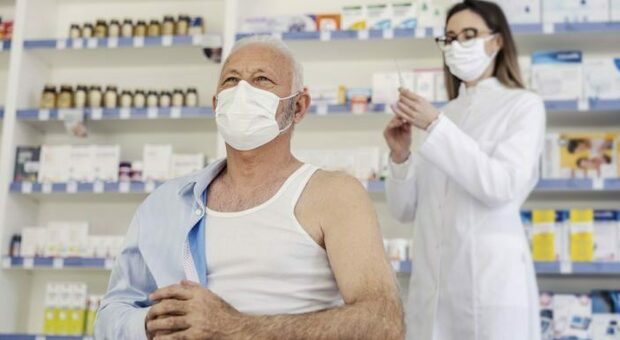 Vaccini Covid in farmacia, terze dosi in arrivo a Napoli: «Arriveremo a quota 60mila»