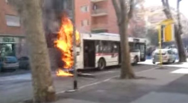 Paura sul bus al quartiere Salario i passeggeri fuggono in strada